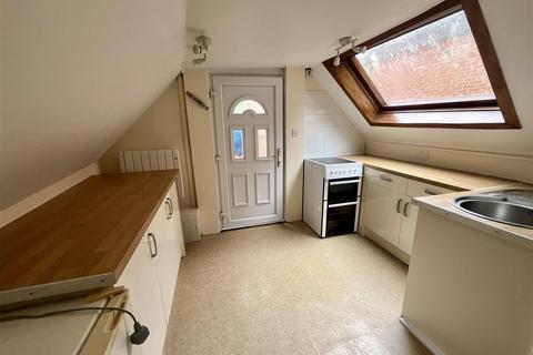 2 bedroom house share to rent, High Street, Hungerford