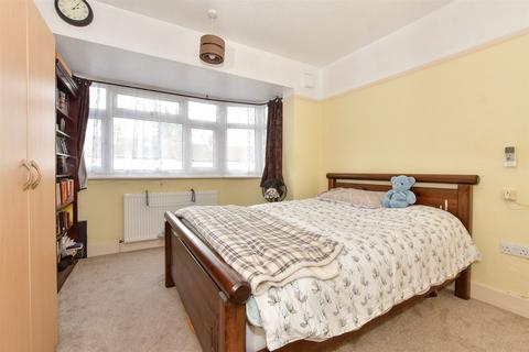 3 bedroom terraced house for sale, Rushden Gardens, Clayhall, Essex