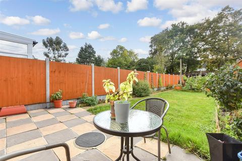 3 bedroom terraced house for sale, Rushden Gardens, Clayhall, Essex