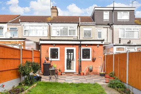 3 bedroom terraced house for sale, Rushden Gardens, Clayhall, Essex