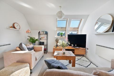 2 bedroom apartment for sale, Garratt Lane, London, SW18