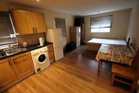 Studio to rent, St. Albans Road, Watford WD24