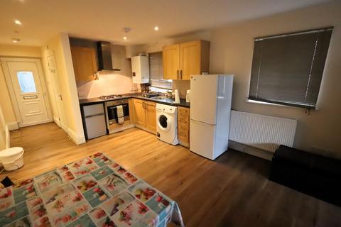 Studio to rent, St. Albans Road, Watford WD24