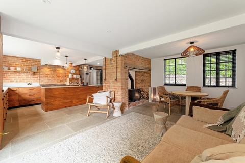 Malindi Brookside Lane, Badby, Daventry, NN11 3AU
