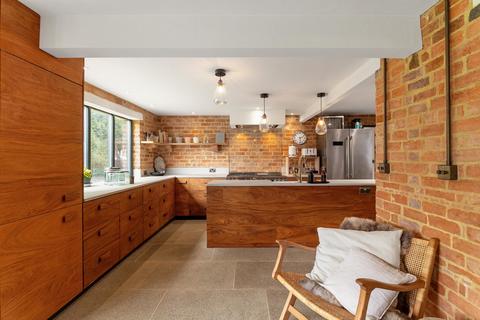 Malindi Brookside Lane, Badby, Daventry, NN11 3AU