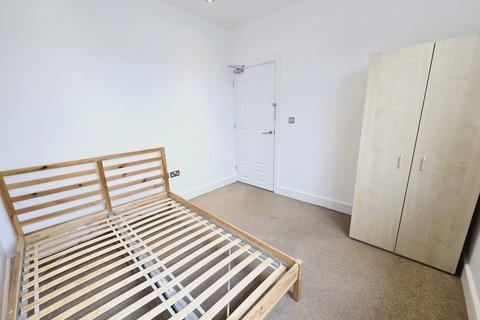 House share to rent, 3 Chanin Mews,