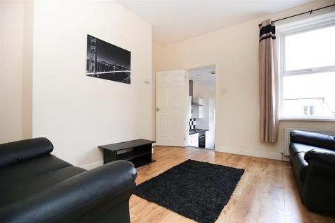 3 bedroom flat to rent, Eighth Avenue, Newcastle Upon Tyne NE6