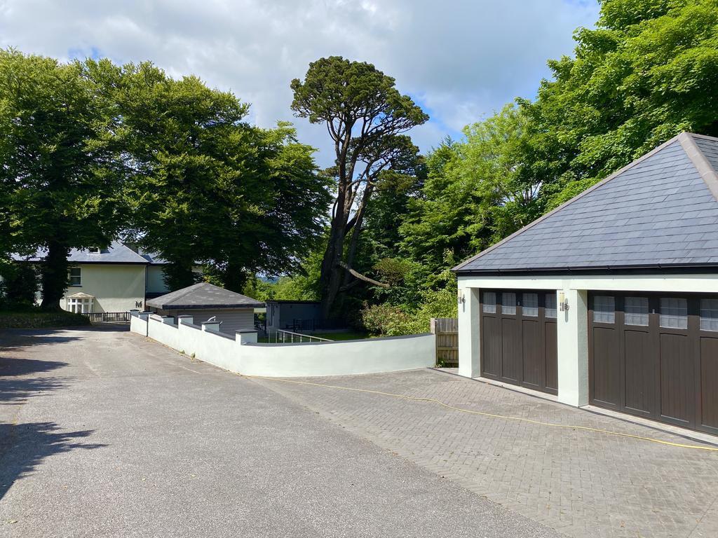 Double Garage &amp; Driveway