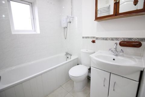 2 bedroom flat to rent, Connell Crescent, London