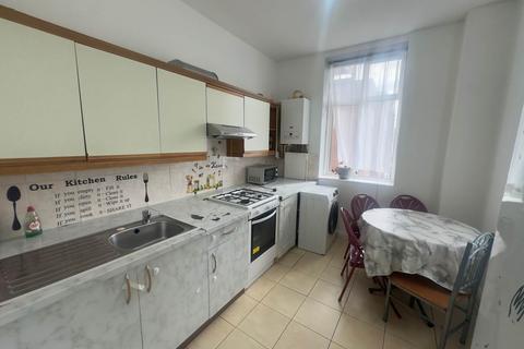 3 bedroom flat to rent, Romford Road, Forest Gate, London