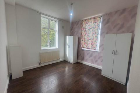 3 bedroom flat to rent, Romford Road, Forest Gate, London
