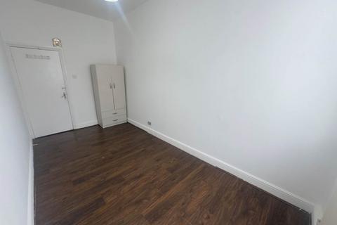 3 bedroom flat to rent, Romford Road, Forest Gate, London