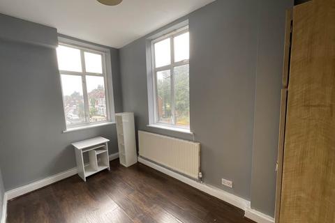 3 bedroom flat to rent, Romford Road, Forest Gate, London