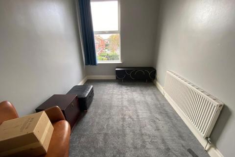 2 bedroom apartment to rent, Highfield, Sale, M33 3DW