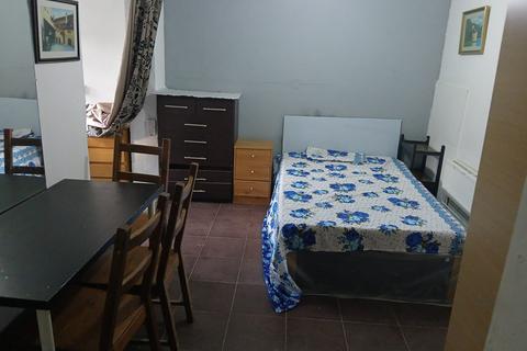 Studio to rent, Rowe Gardens, Barking, Essex, IG11