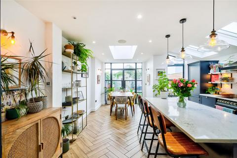 17 Wellesley Road, London, E11 2HG
