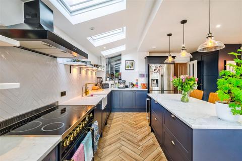 17 Wellesley Road, London, E11 2HG