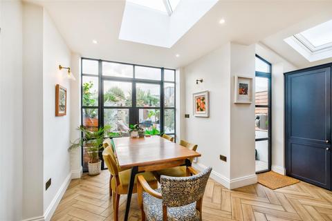 17 Wellesley Road, London, E11 2HG
