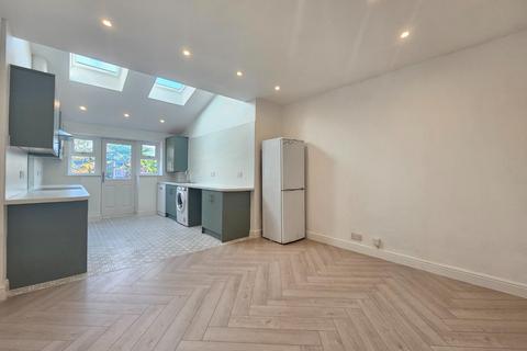 2 bedroom terraced house to rent, Oakfield Street, Altrincham