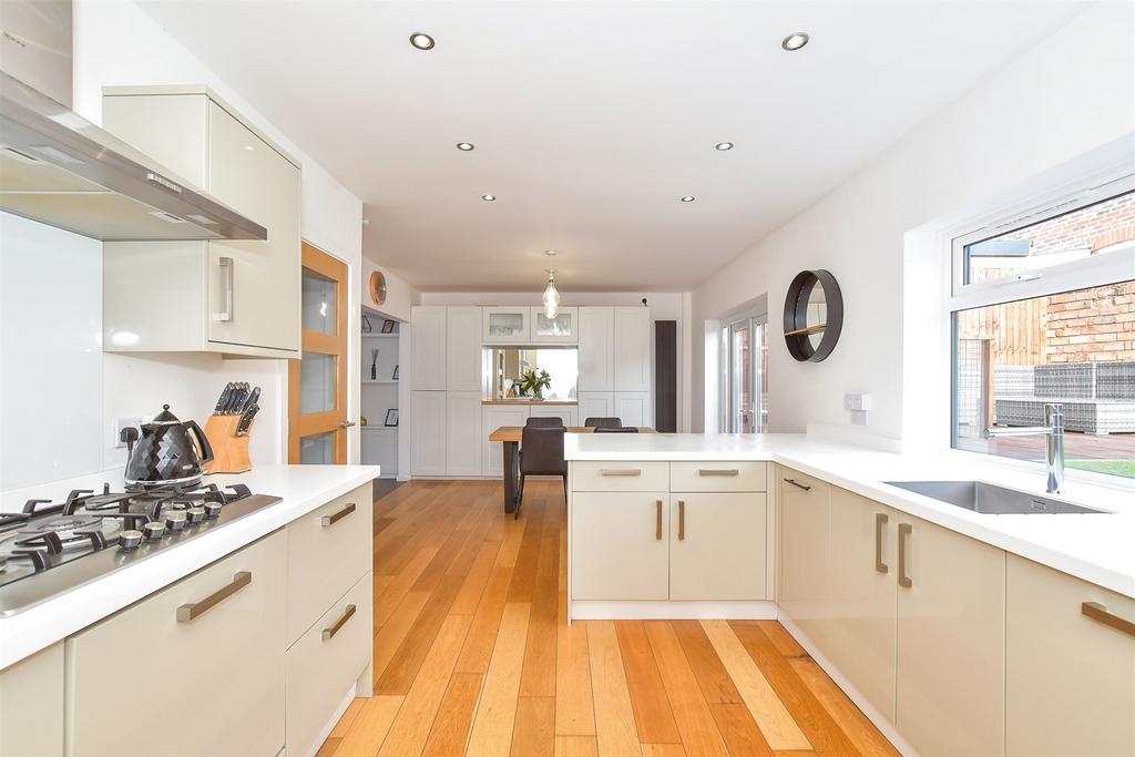 Kitchen/ Dining Area