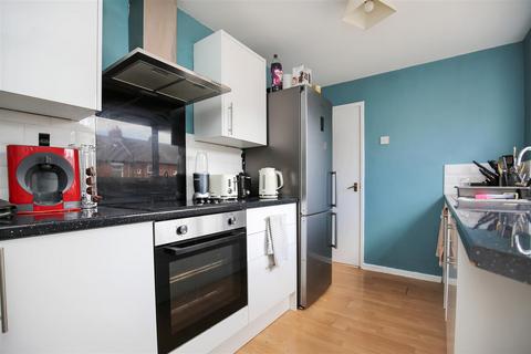 3 bedroom flat to rent, Malcolm Street, Newcastle Upon Tyne NE6