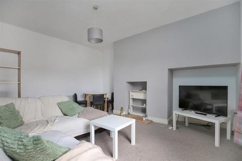 3 bedroom flat to rent, Malcolm Street, Newcastle Upon Tyne NE6