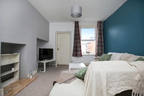 3 bedroom flat to rent, Malcolm Street, Newcastle Upon Tyne NE6