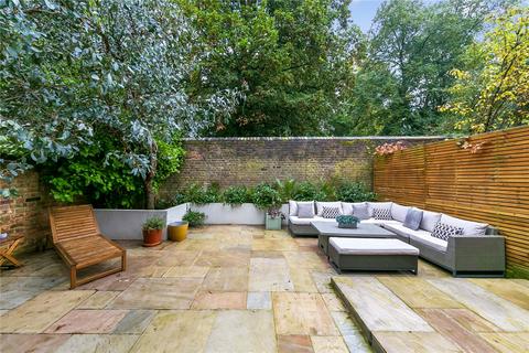 25 King George Square, Richmond, TW10 6LF