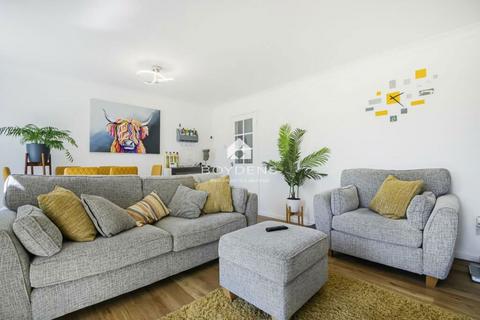 3 bedroom flat for sale, Linkside, ., Frinton-on-Sea, Essex, CO13 9EN