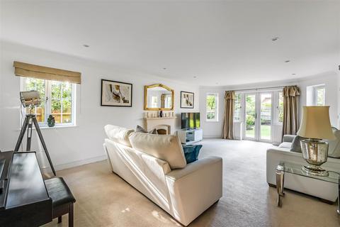 94b Lower Road, Fetcham, Leatherhead, KT22 9NG