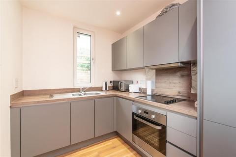 2 bedroom flat to rent, Moorhen Drive, London