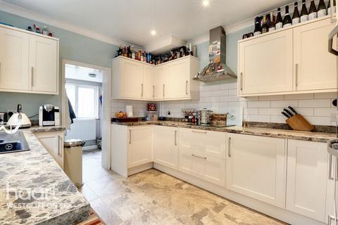 4 bedroom end of terrace house for sale, Salisbury Avenue, Westcliff-On-Sea