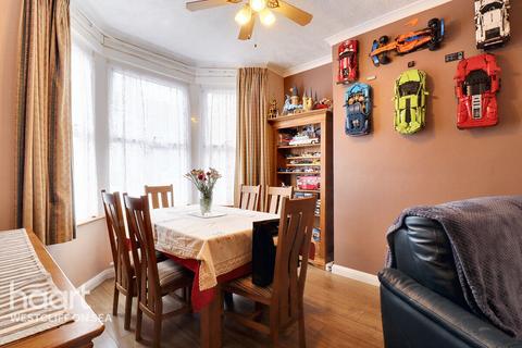 4 bedroom end of terrace house for sale, Salisbury Avenue, Westcliff-On-Sea