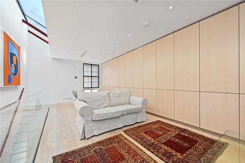 16 Uxbridge Street, London, W8 7SY