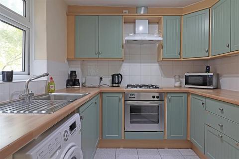 2 bedroom flat for sale, Station Road, Redhill