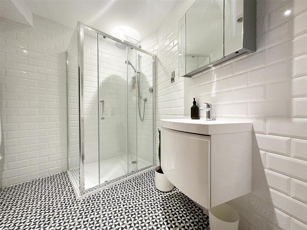 Apt 7 ensuite shower