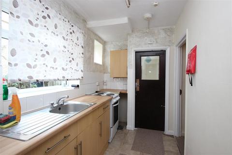 4 bedroom house to rent, Donnington Bridge Road