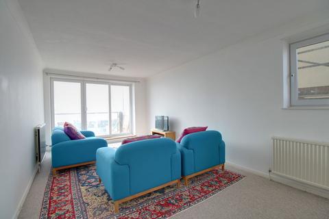 2 bedroom flat to rent, Kingsway, Hove BN3