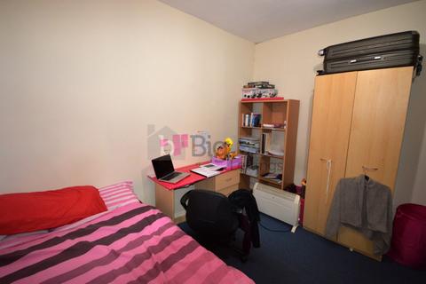 3 bedroom property to rent, 50 Kelso Gardens, Hyde Park, Leeds LS2