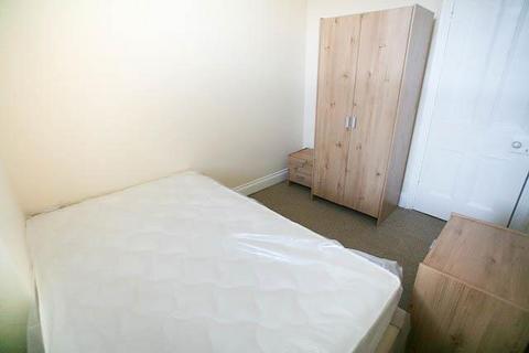 3 bedroom flat to rent, Oakland Road, Newcastle Upon Tyne NE2