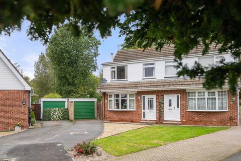 3 bedroom semi-detached house for sale, Cottesmore Close, Grantham NG31