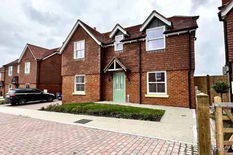 4 bedroom detached house to rent, Windmill Hill, Hailsham, BN27