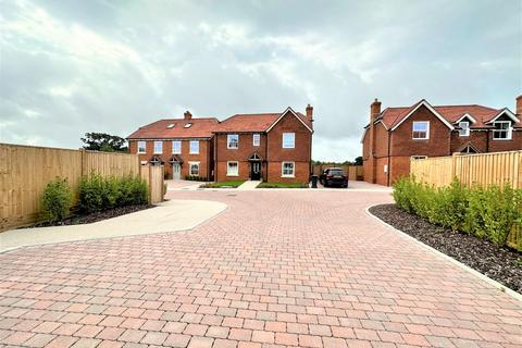 4 bedroom detached house to rent, Windmill Hill, Hailsham, BN27