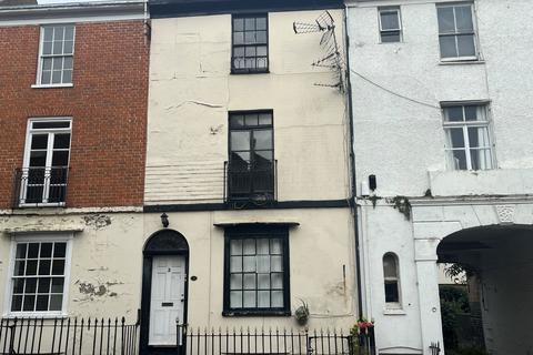 2 bedroom maisonette to rent, Russell Street