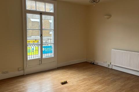 2 bedroom maisonette to rent, Russell Street