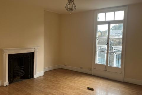 2 bedroom maisonette to rent, Russell Street