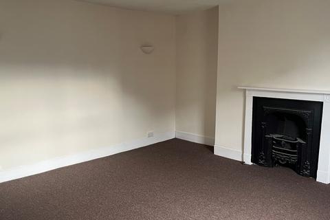 2 bedroom maisonette to rent, Russell Street