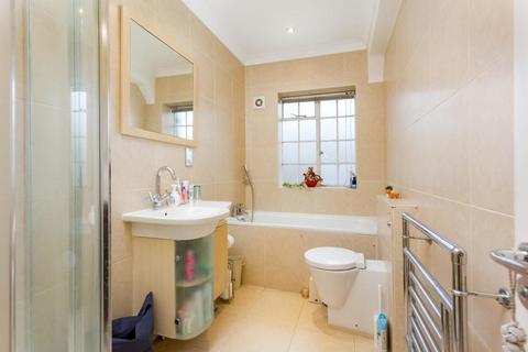 2 bedroom flat to rent, Tudor Close, London