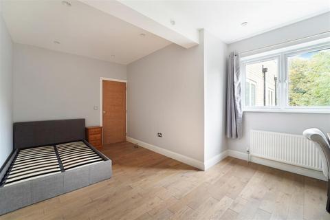 4 bedroom flat to rent, Midmoor Road, Wimbledon SW19