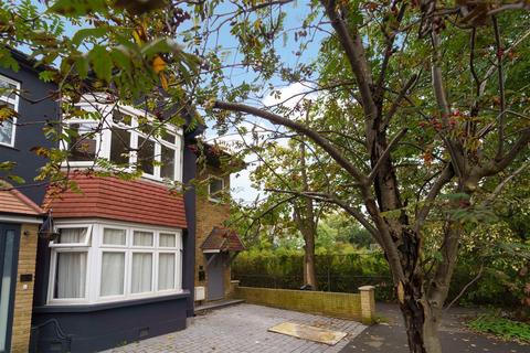 4 bedroom flat to rent, Midmoor Road, Wimbledon SW19